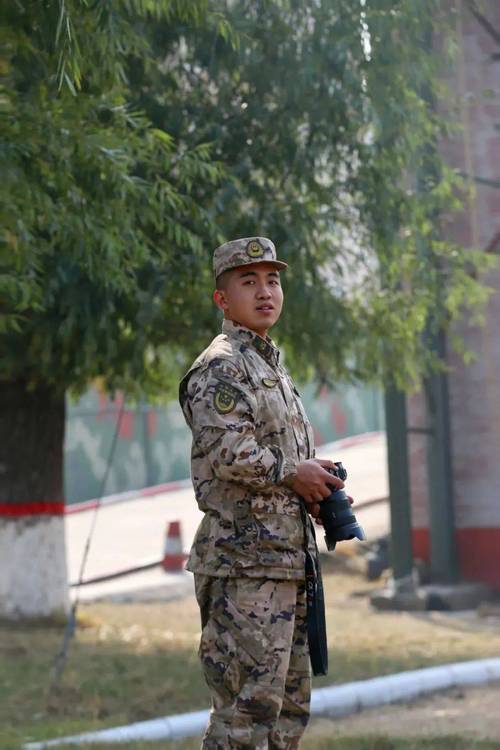 今天的头条,送给"兵记者"!